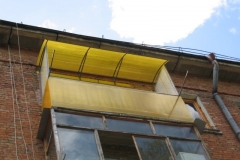 Установка крыши балкона из поликарбоната