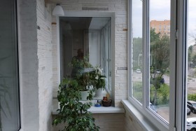 Внутренняя отделка балкона гипсовой плиткой